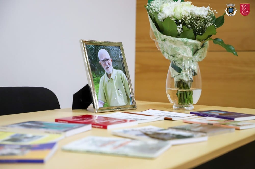 Biblioteca de Valpaços tem patente a exposição “Vida em Poemas”