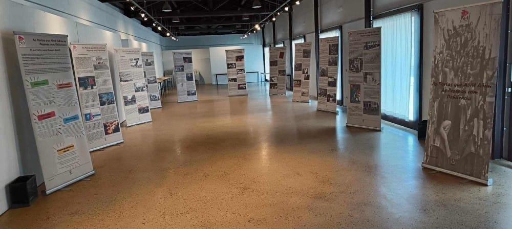 Exposição retrata as conquistas das pessoas com deficiência após o 25 de Abril