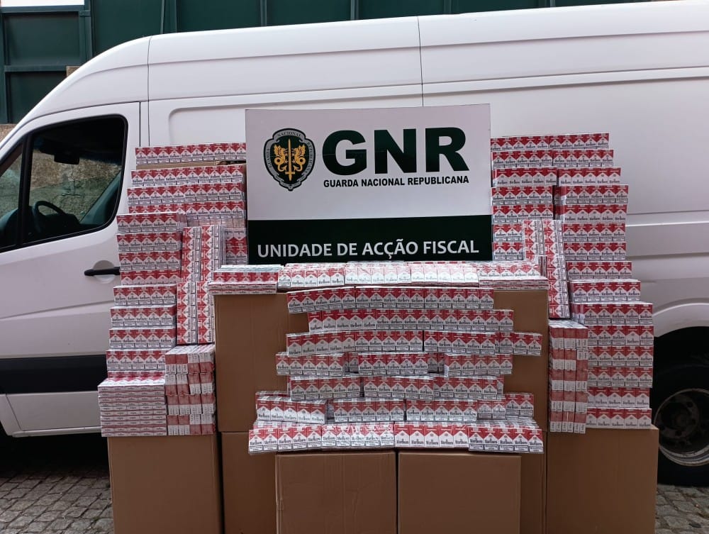 GNR apreende 400 mil cigarros na A24 em Vidago e detém homem de 58 anos