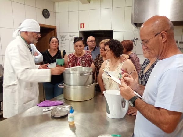 Produtores e população aprendem a fabricar queijo de forma artesanal
