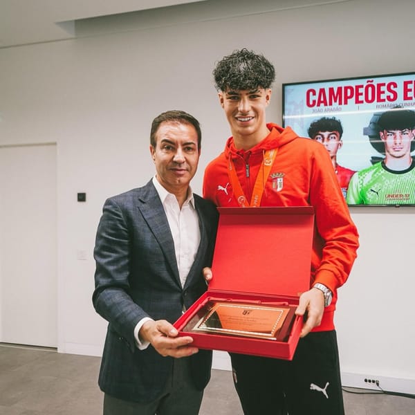 Romário Cunha homenageado pelo SC Braga