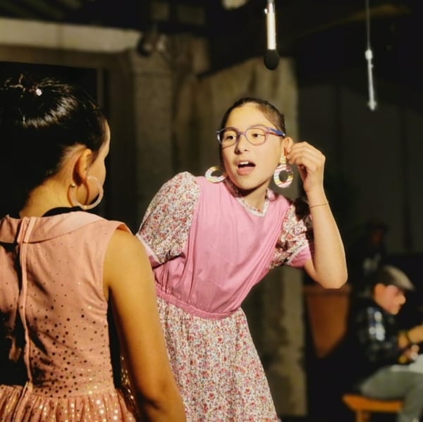 Mais de 100 crianças na arte de representar