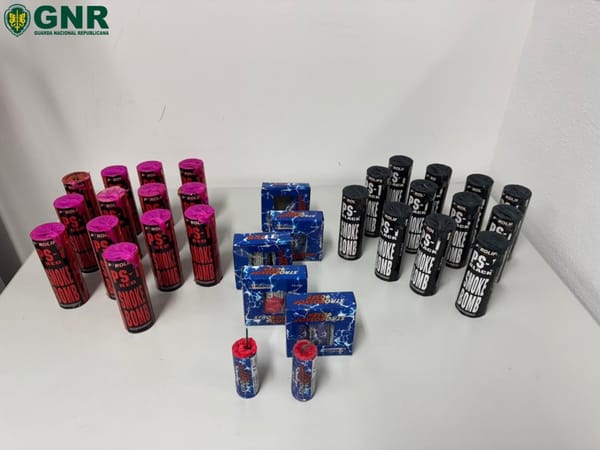 GNR apreende artigos pirotécnicos no interior de recinto desportivo