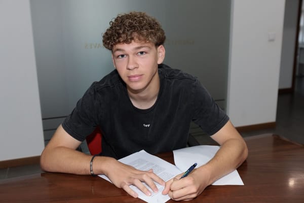 GD Chaves assina contrato profissional com Francisco Lino